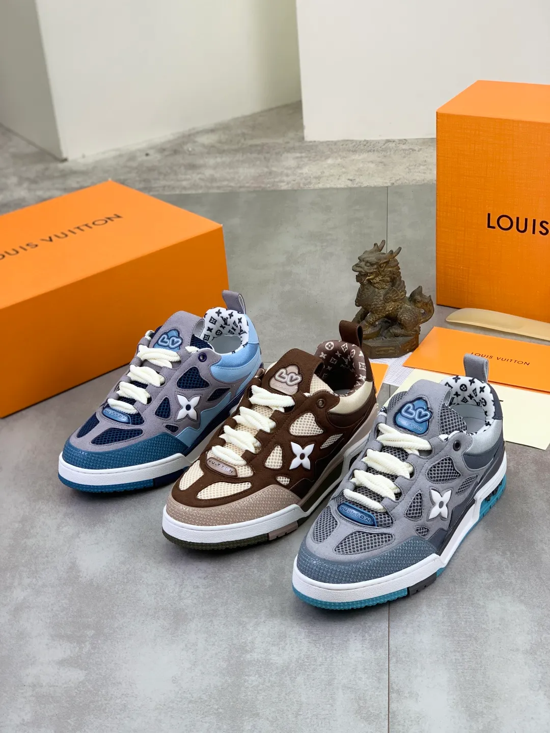 Men's Men's Shoes 💰P660 New The new LV TRAINER series of sneakers are on sale. This LV Trainer sneaker reinterprets Virgil Abloh's classics with nubuck and grained cow leather, and is decorated with Monogram flowers on the rubber outsole of the same color. A deformed Monogram flower occupies the sides, contrasting with the asymmetric Louis and Vuitton logos at the rear. The original version was designed by Virgil Abloh and was inspired by vintage basketball shoes. Featuring LV monograms on the tongue and upper, a scripted Louis Vuitton logo on the sides and a #54 logo on the rear, the rubber outsole features Monogram flowers and continues the comfort of an innovative gel outsole. Comes with original drawer box and complete packaging! Color: 3️⃣colors available